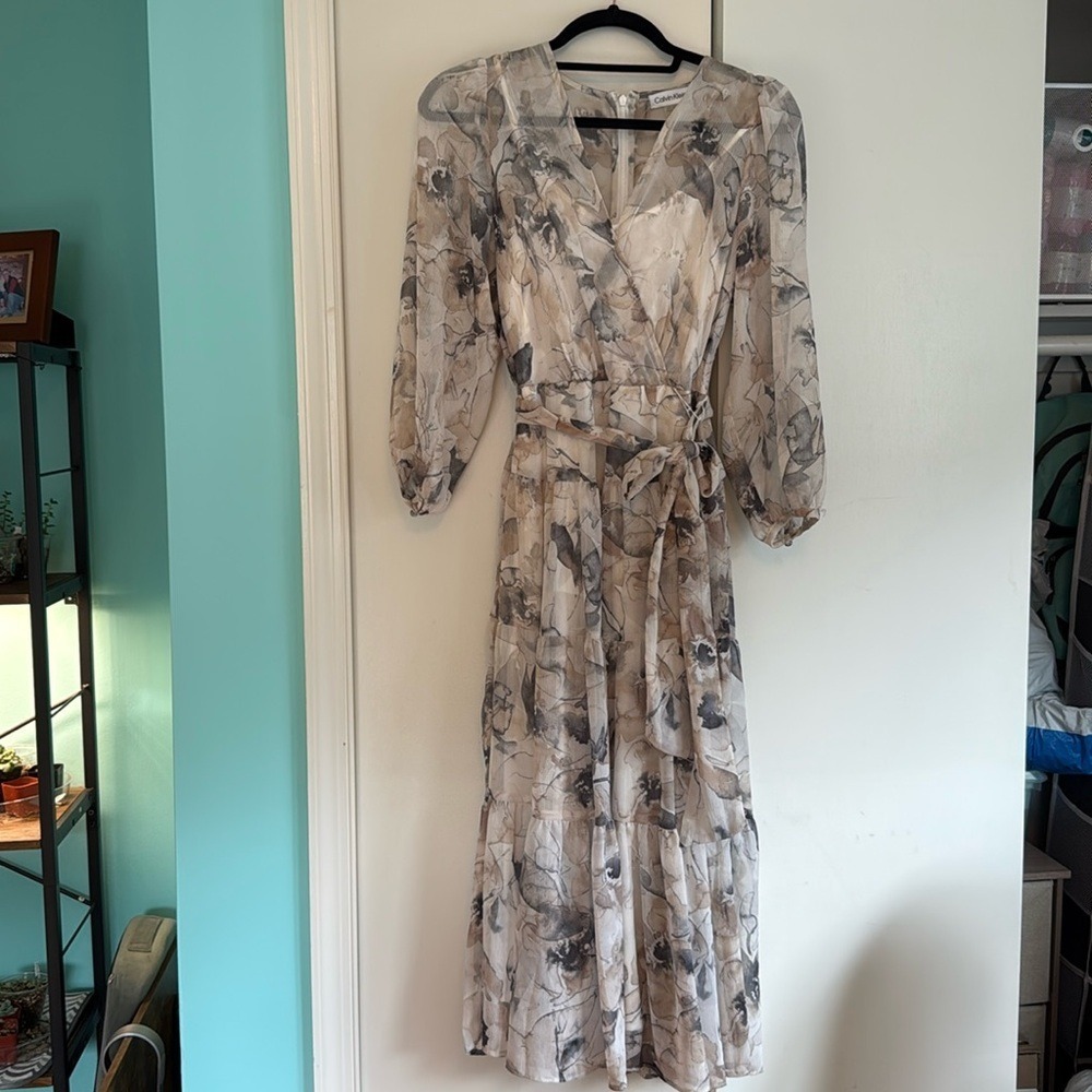 Calvin Klein Floral Chiffon Tiered Midi Dress Neutral Surplice V-Neck Size 2